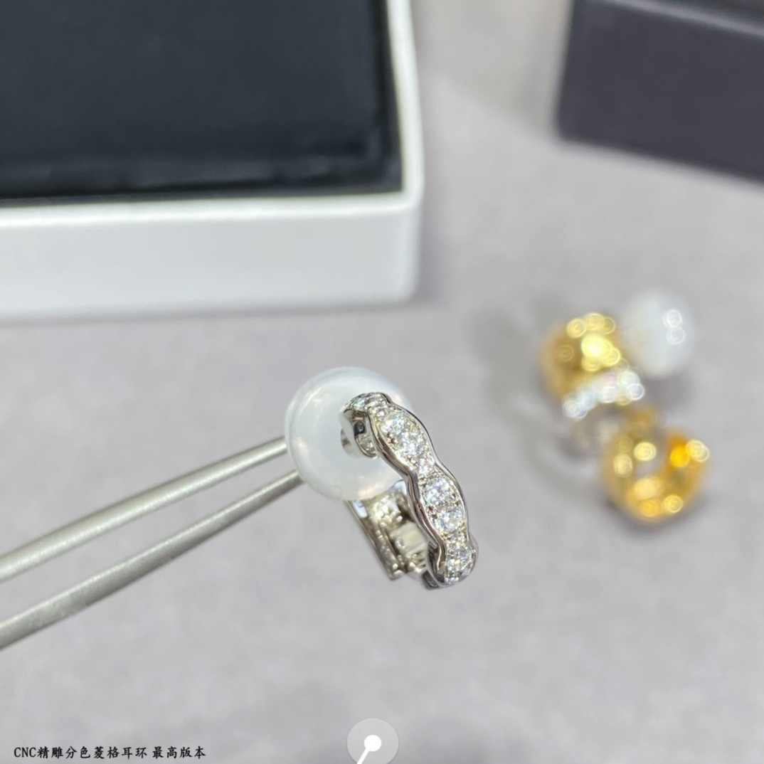 Chanel Finely carved diamond color separation Earrings