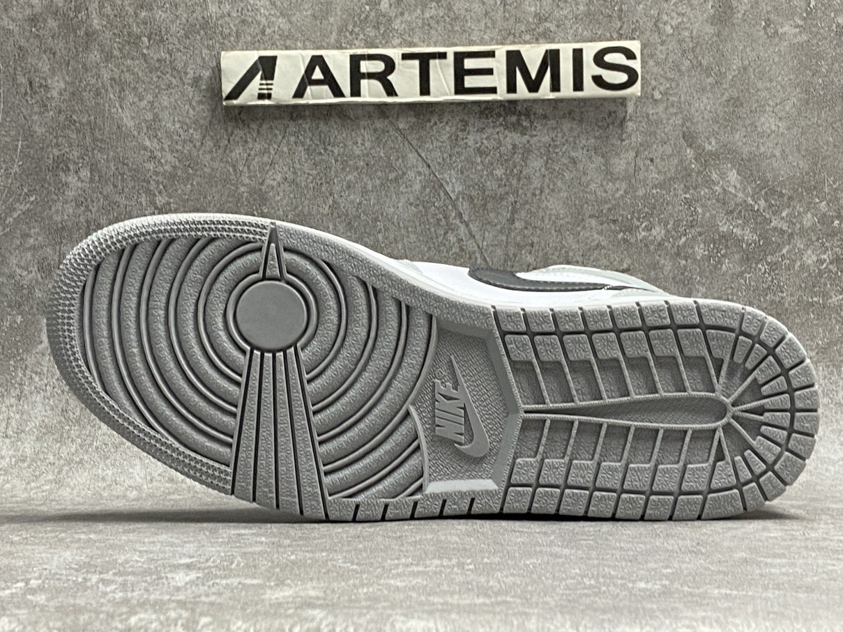 Air Jordan 1 Mid Light Smoke Grey