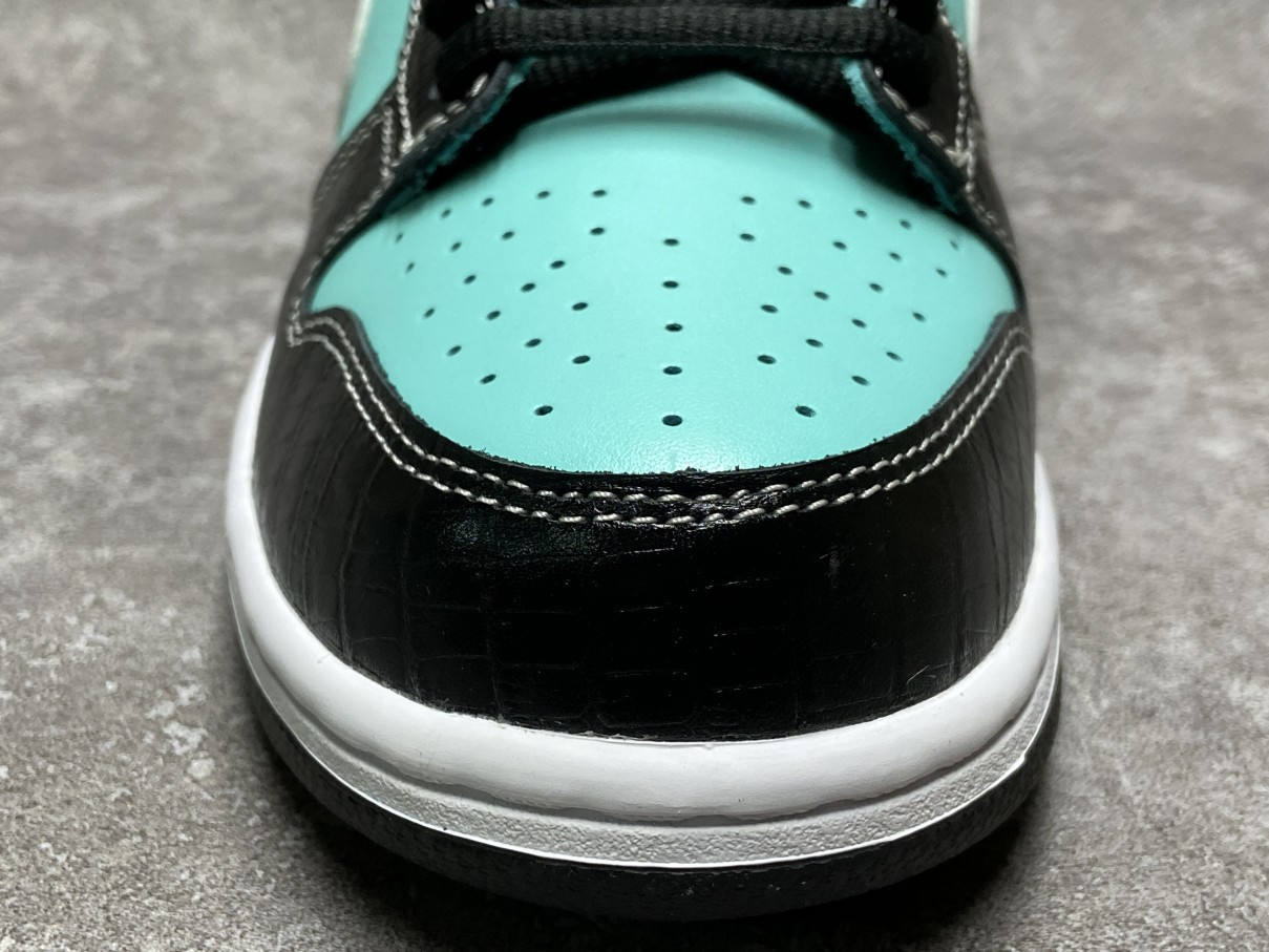 Nike Dunk SB Low Diamond Supply Co. Tiffany