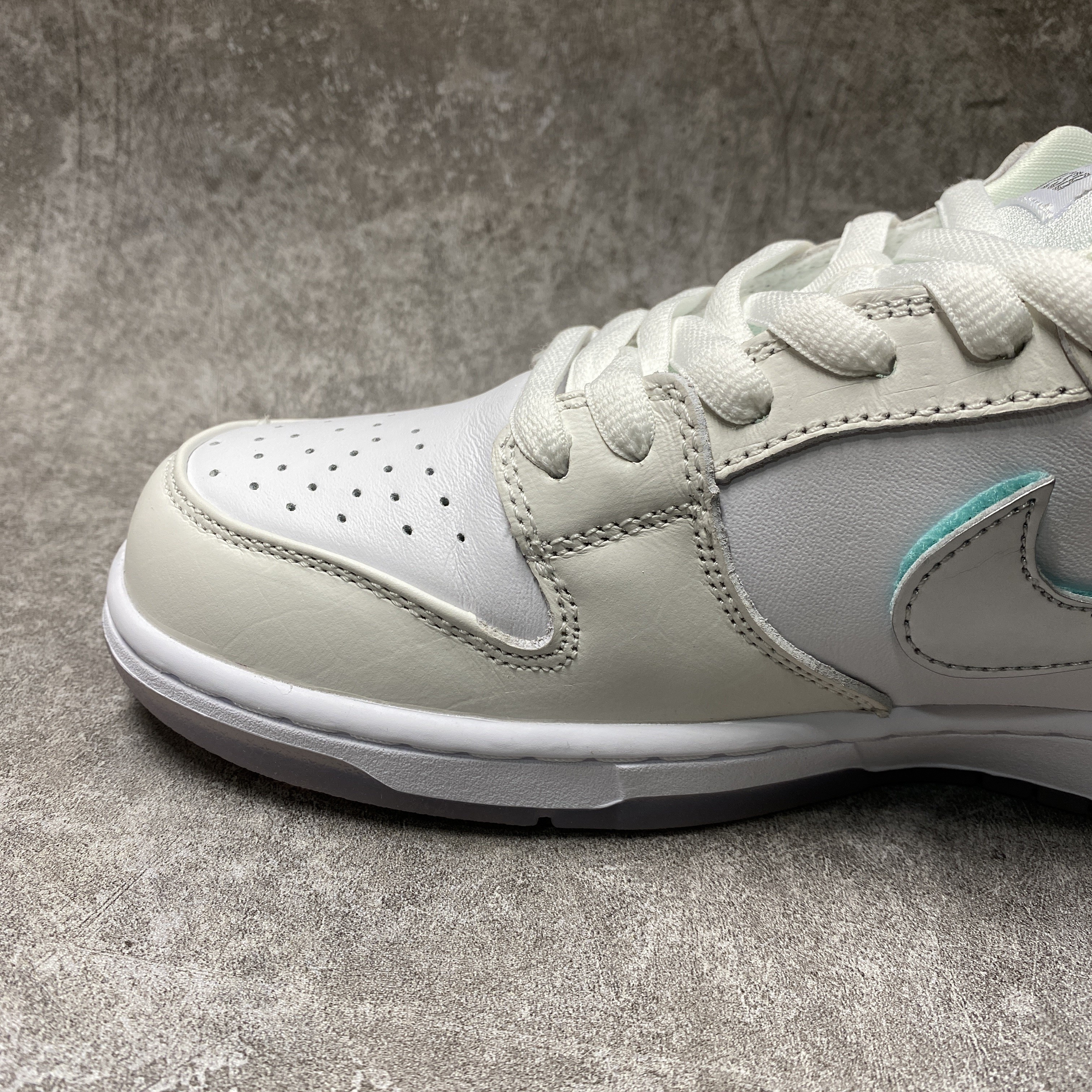 Nike SB Dunk Low Diamond Supply Co White Diamond