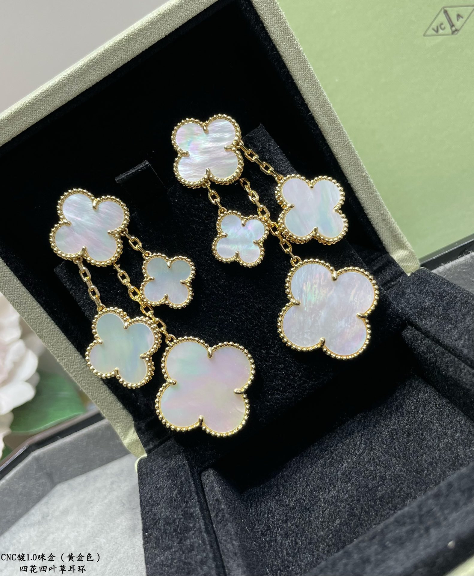 Van Cleef & Arpels High-grade white fritillary four-flower four-leaf clover Earrings