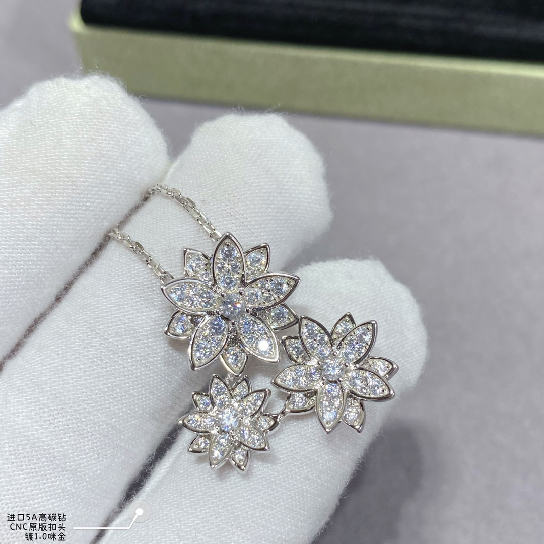 Van Cleef & Arpels lotus Necklace