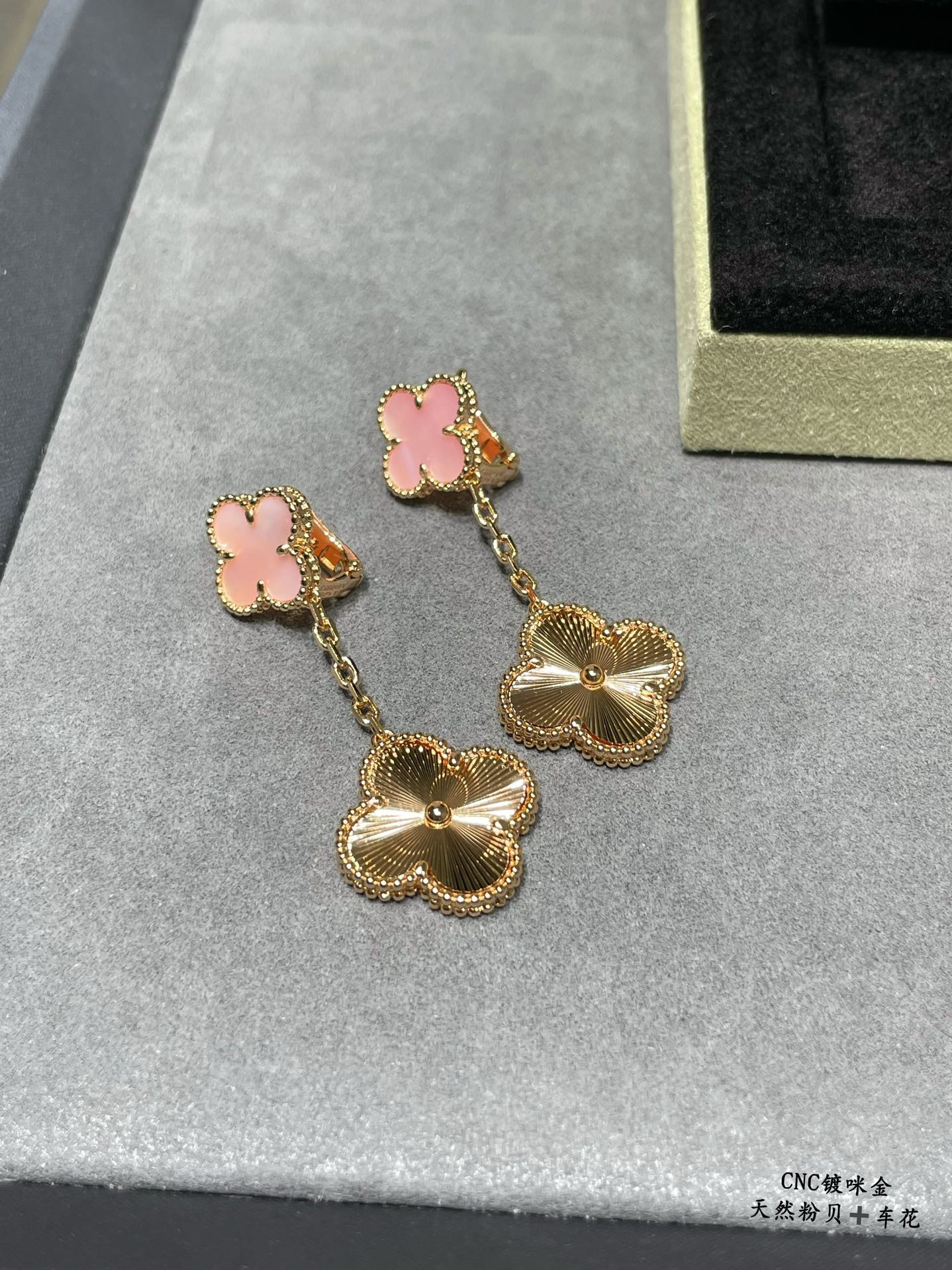 Van Cleef & Arpels Two flower four leaf clover Earrings(No refund or exchange)