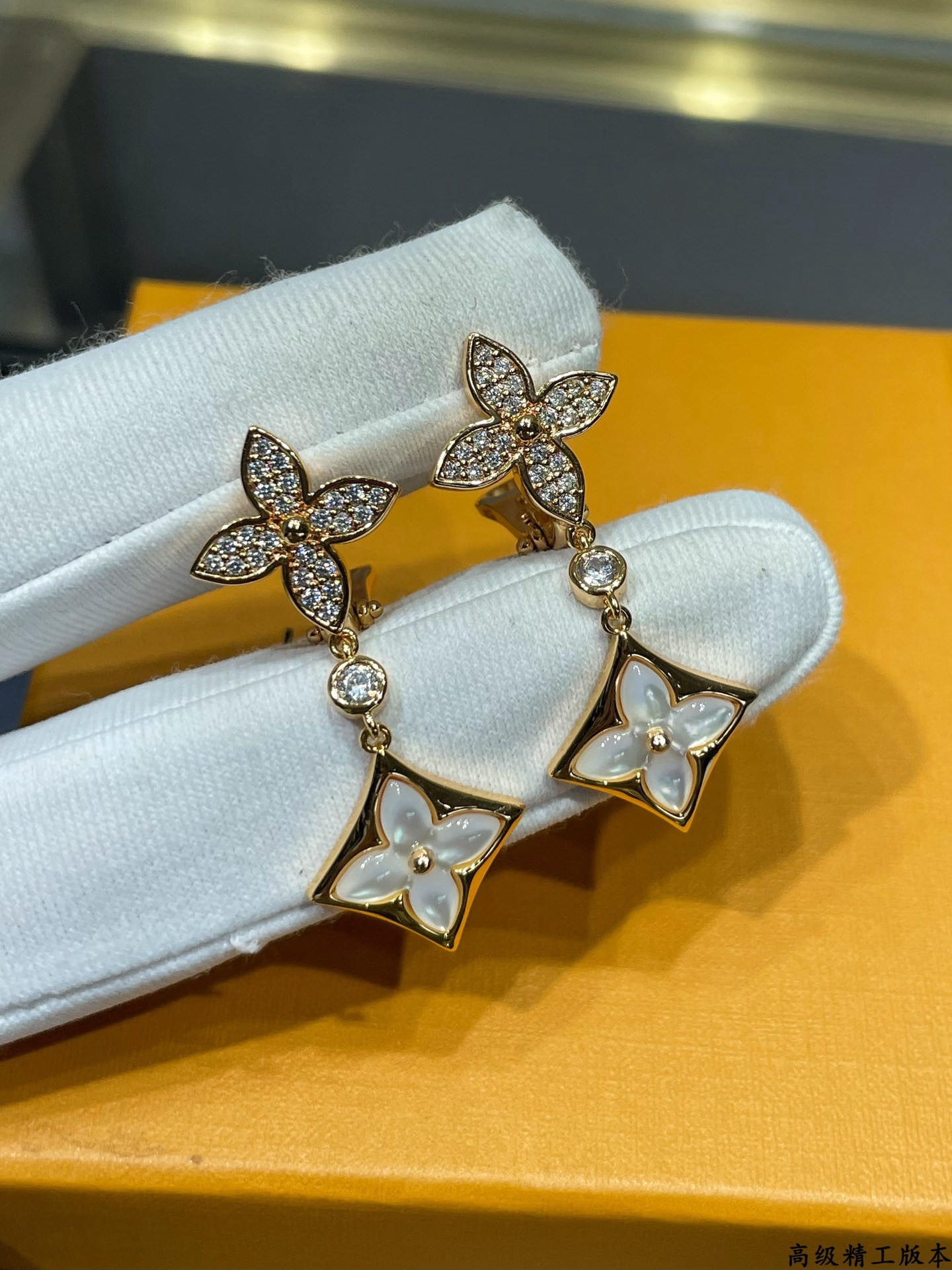 LV Two flower diamond white shell Earrings