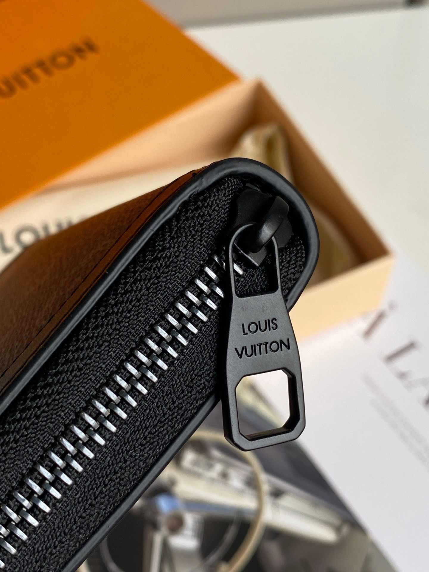 LV ZIPPY WALLET TRUNK M80558