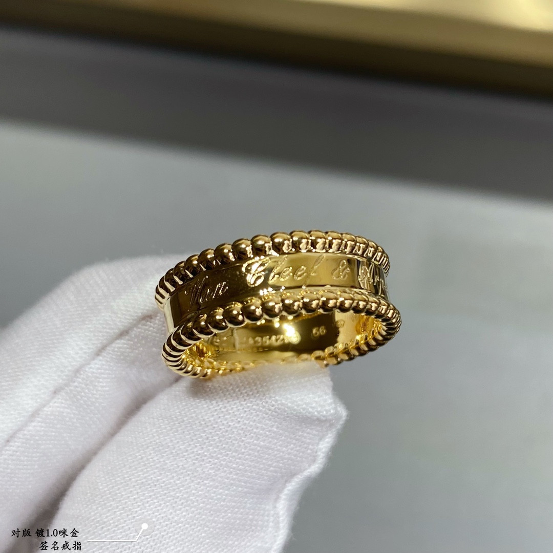 Van Cleef & Arpels sign Ring