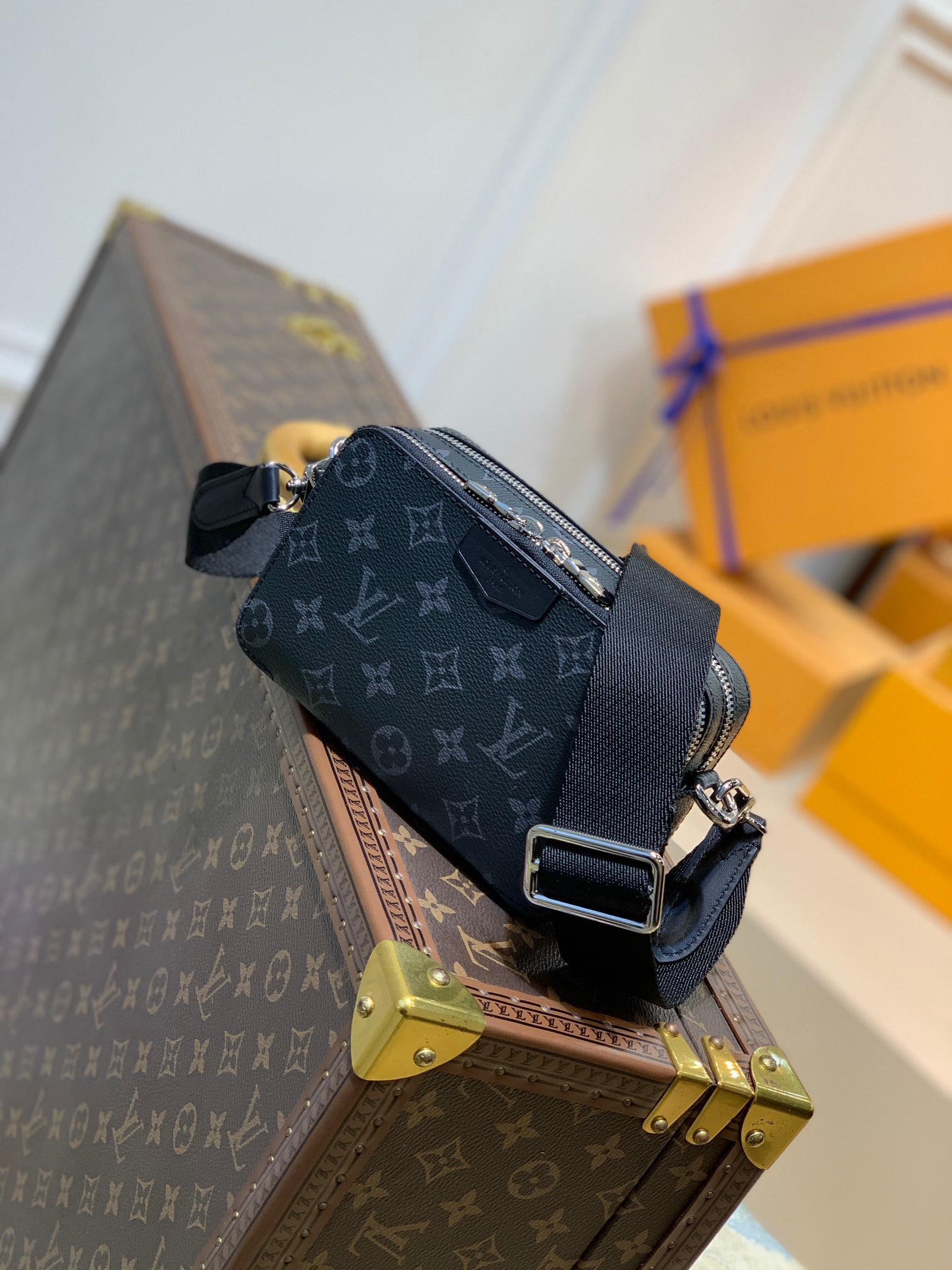 LV ALPHA WEARABLE WALLET M80741