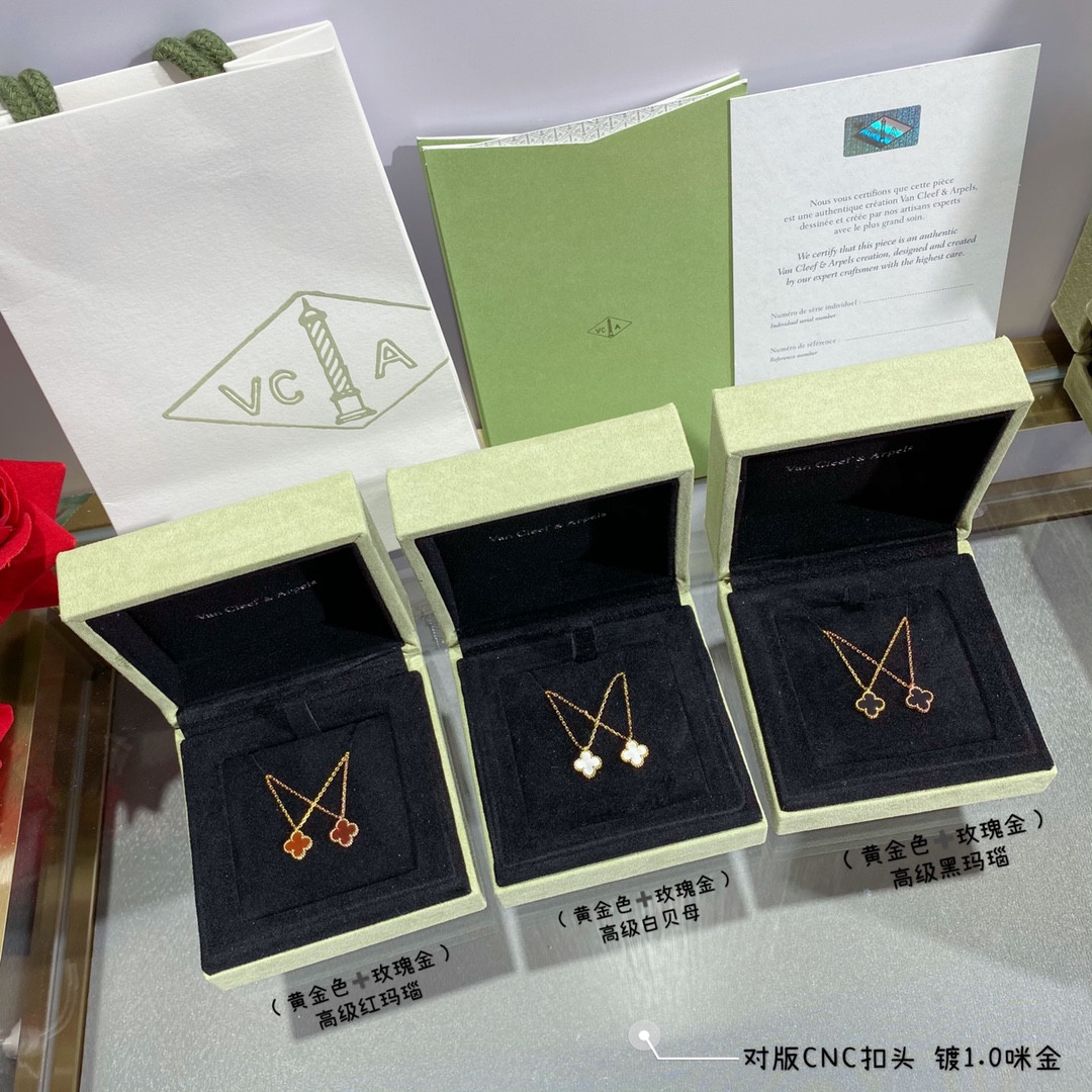 Van Cleef & Arpels Mini Four-Leaf Clover Necklace Diameter approx 1.0cm, Chain length approx 40+5cm