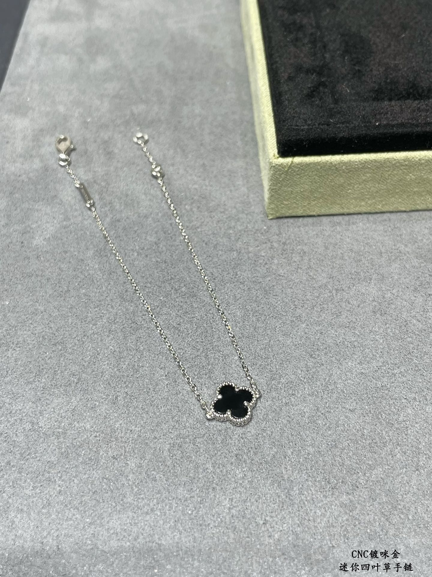 Van Cleef & Arpels Mini High-grade Black Onyx Clover Bracelet