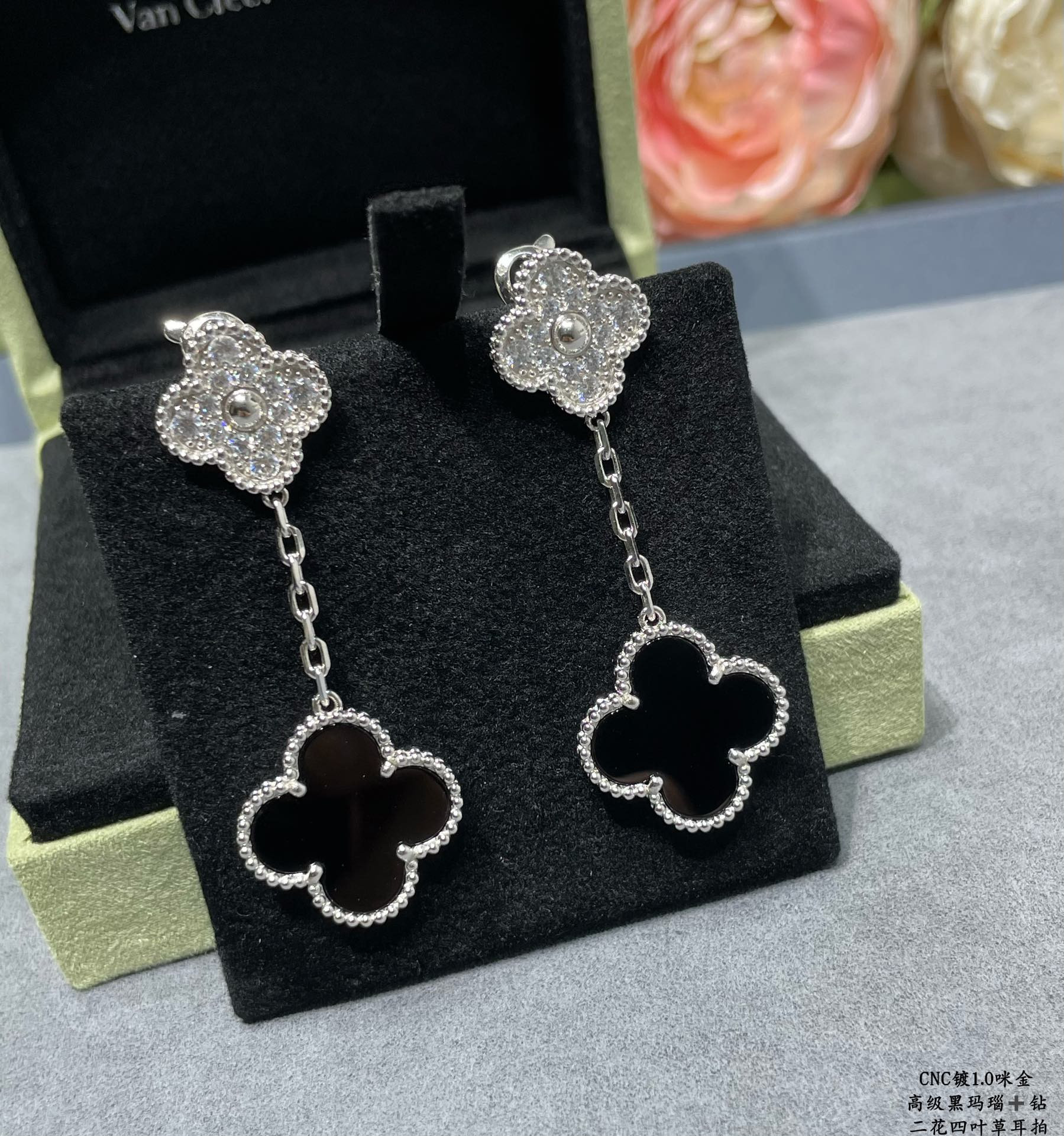 Van Cleef & Arpels High-grade black agate with diamond two-flower four-leaf clover Earrings