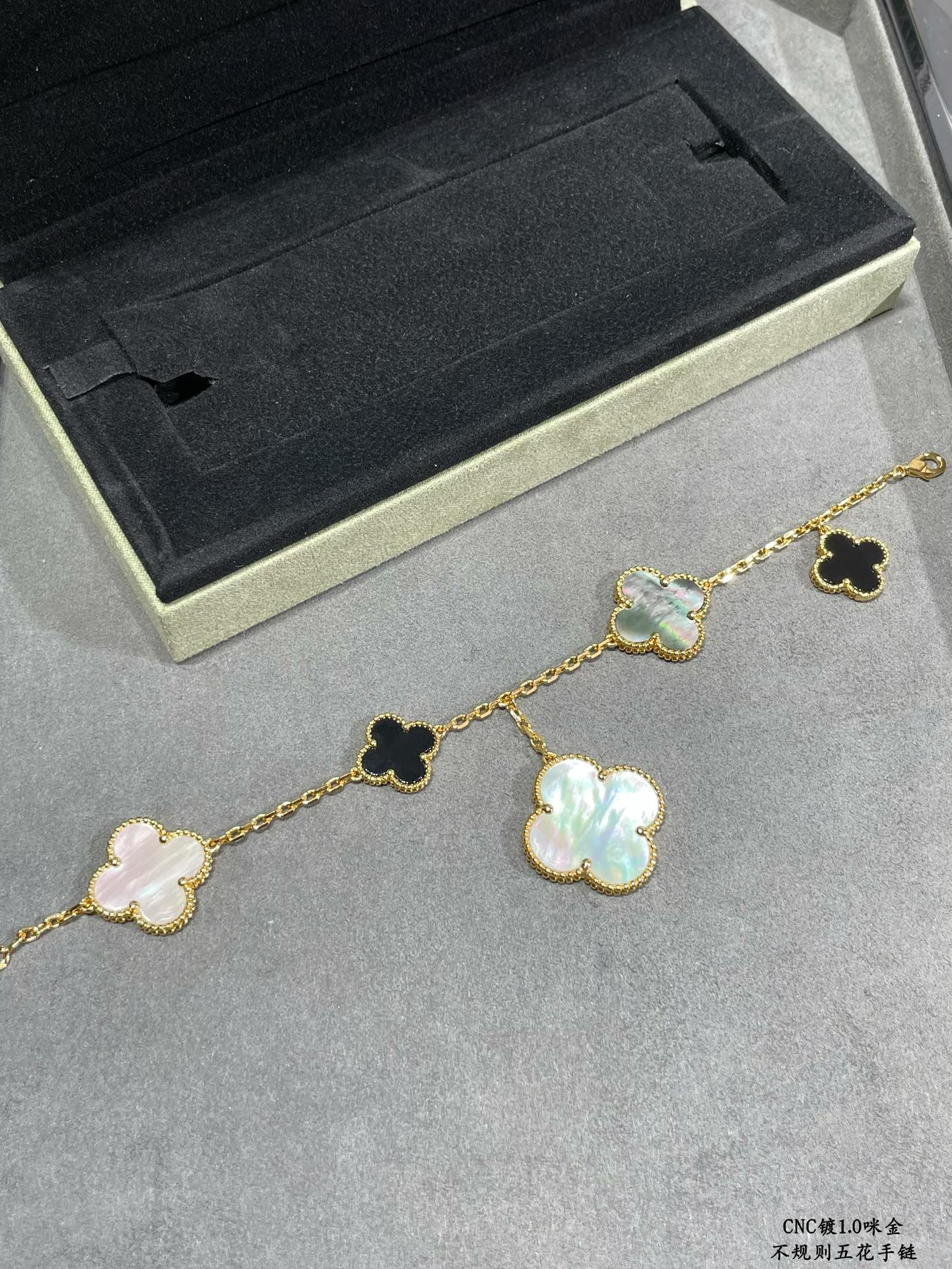 Van Cleef & Arpels Irregular five-leaf clover Bracelet