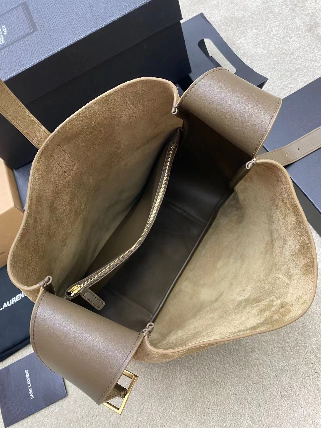 YSL LE 5 À 7 SUPPLE LARGE IN SUEDE 30 X 31 X 13 CM