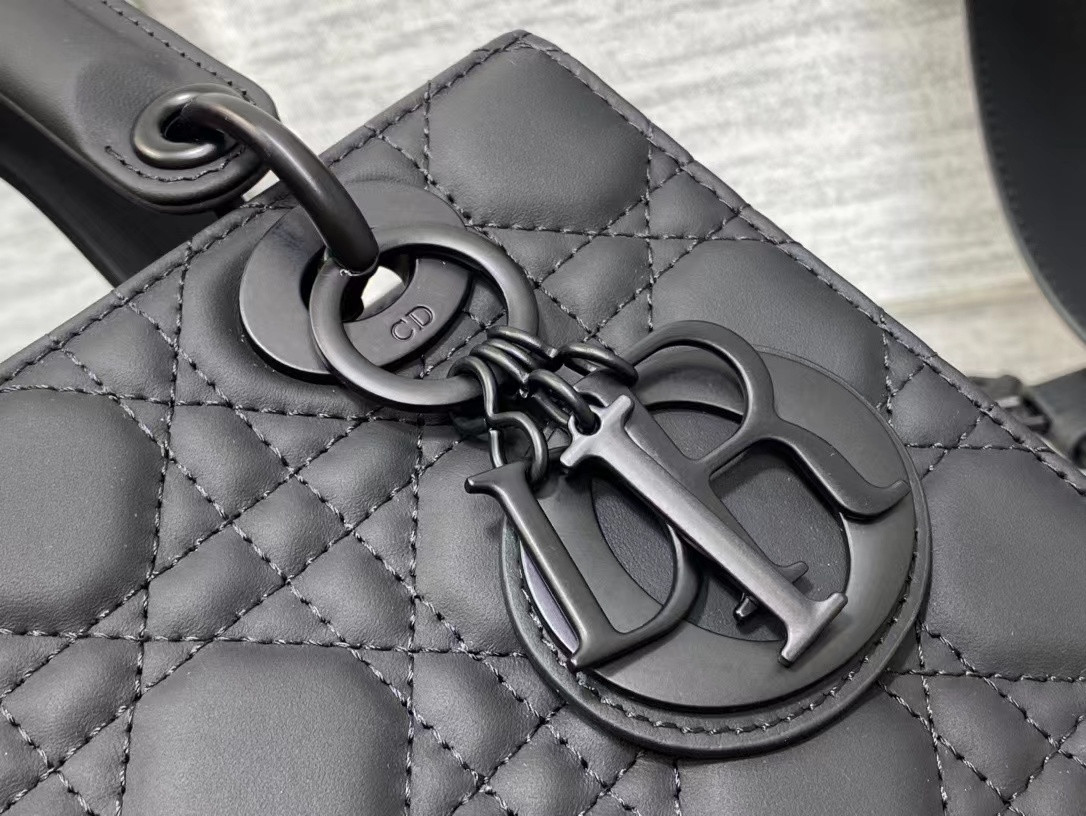 Small Lady Dior Bag 20 x 17 x 8 cm