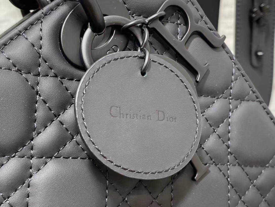 Small Lady Dior Bag 20 x 17 x 8 cm