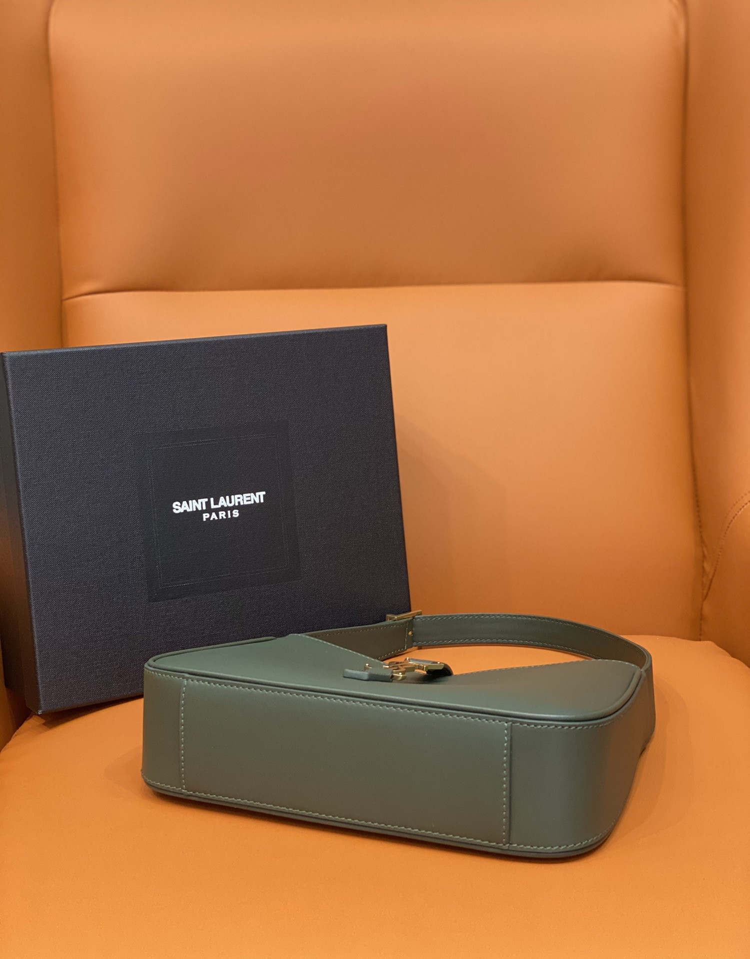 YSL LE 5 À 7 IN SMOOTH LEATHER VERT FONCE 23 X 16 X 6.5 CM