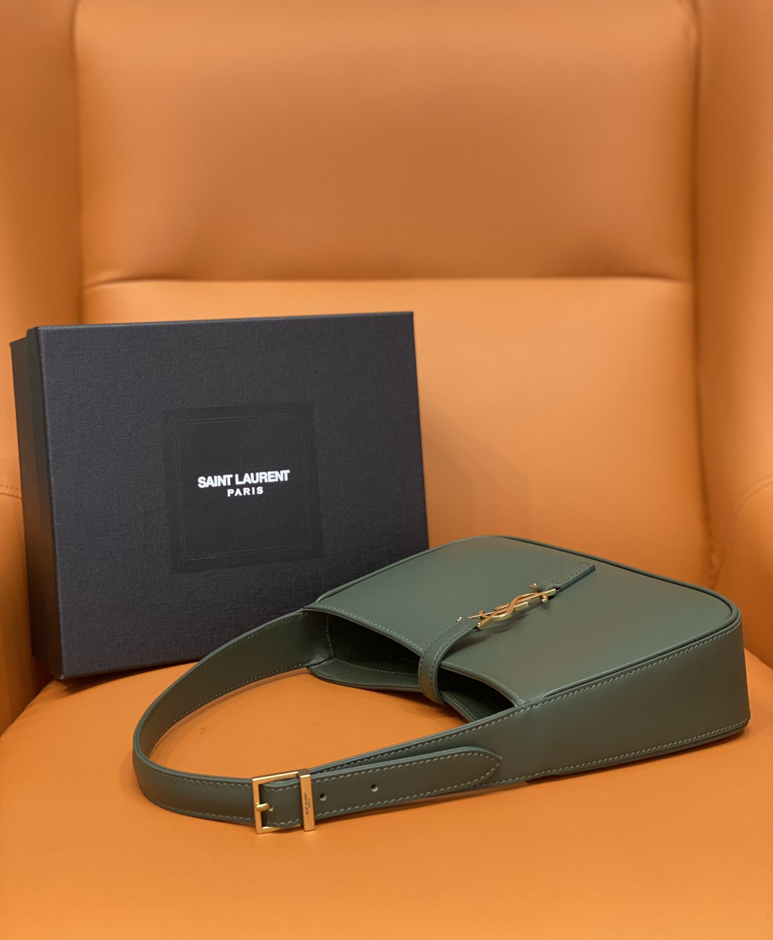 YSL LE 5 À 7 IN SMOOTH LEATHER VERT FONCE 23 X 16 X 6.5 CM