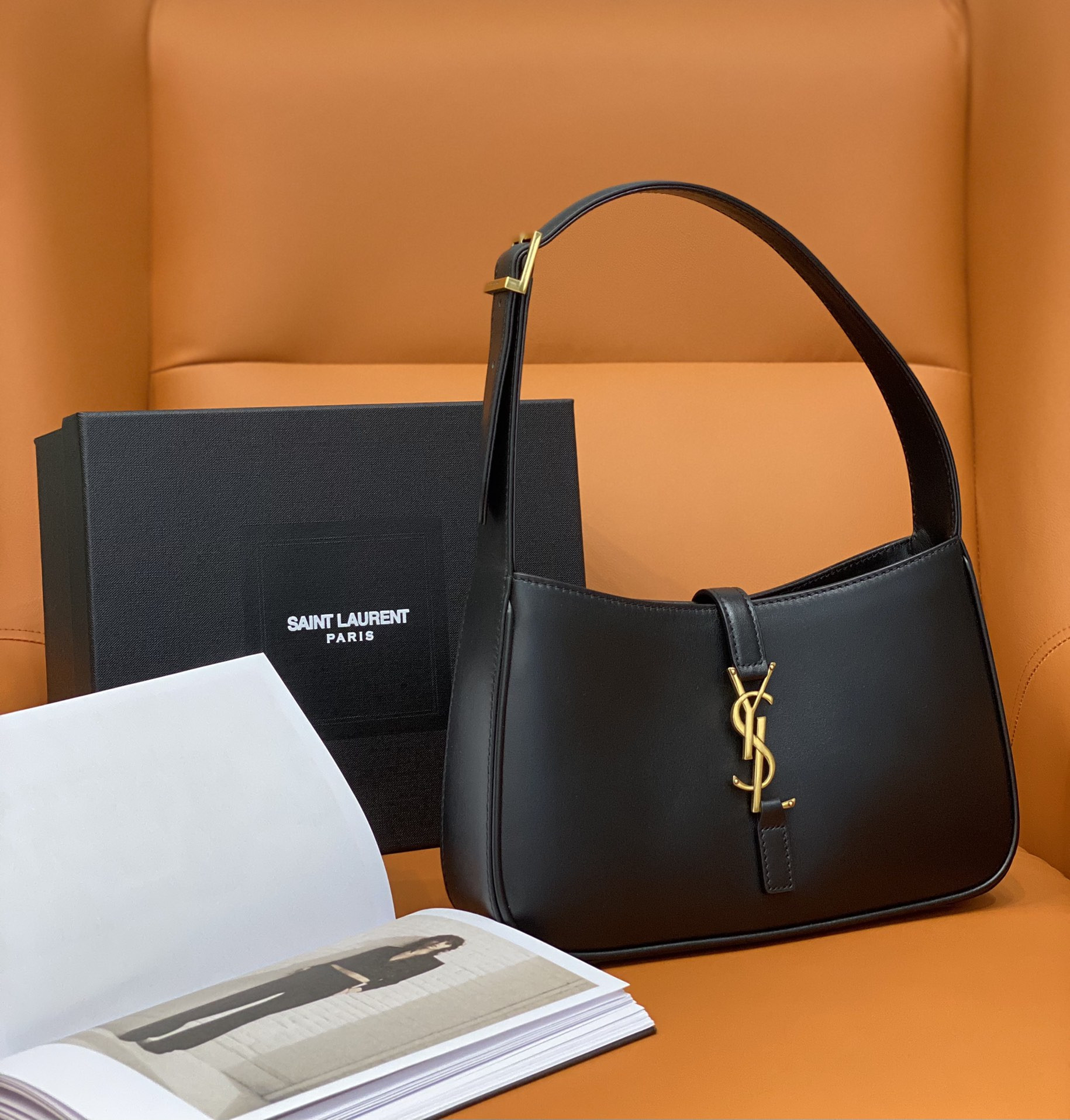 YSL LE 5 À 7 IN SMOOTH LEATHER NOIR 23 X 16 X 6.5 CM