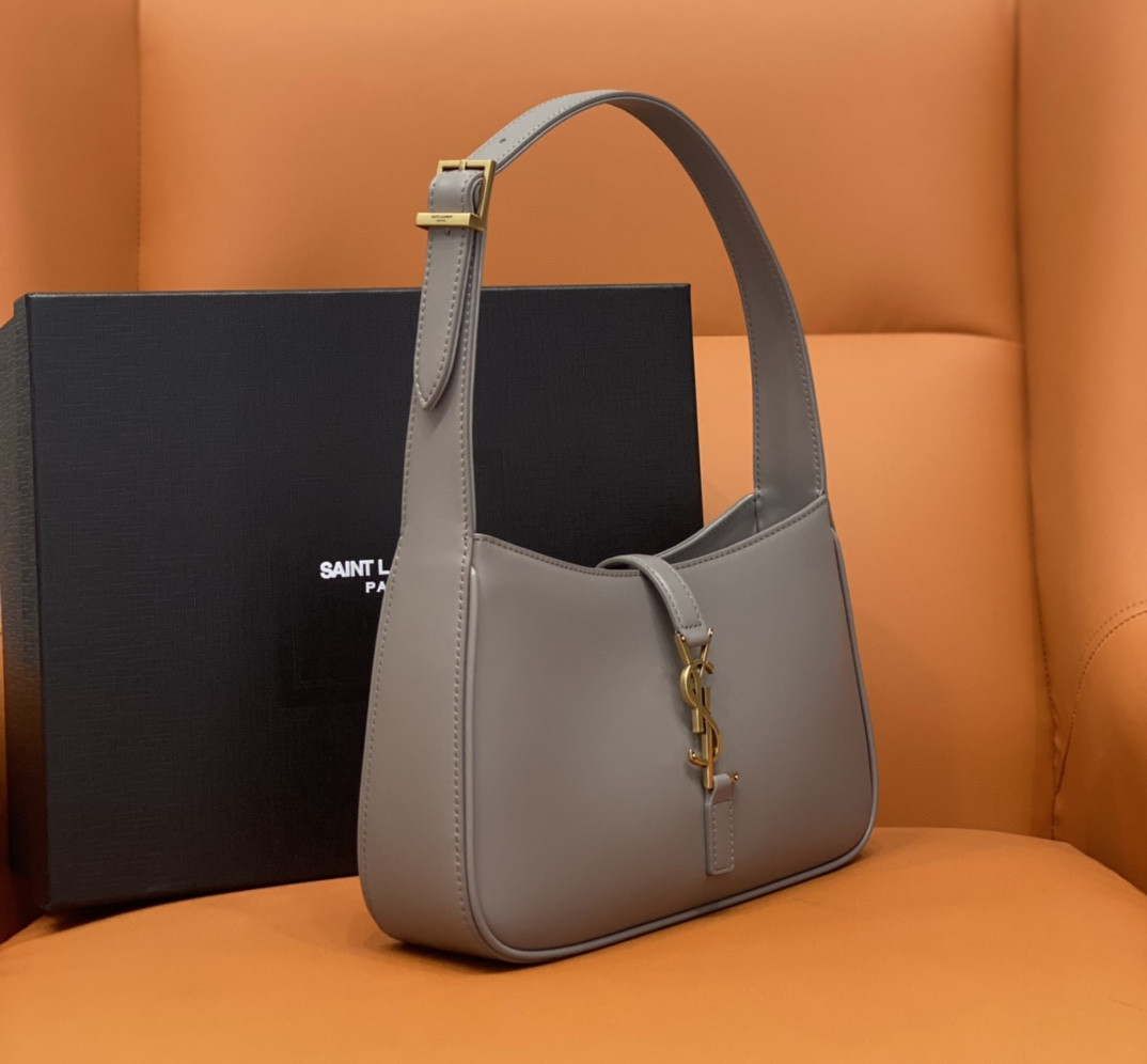 YSL LE 5 À 7 IN SMOOTH LEATHER STORM 23 X 16 X 6.5 CM