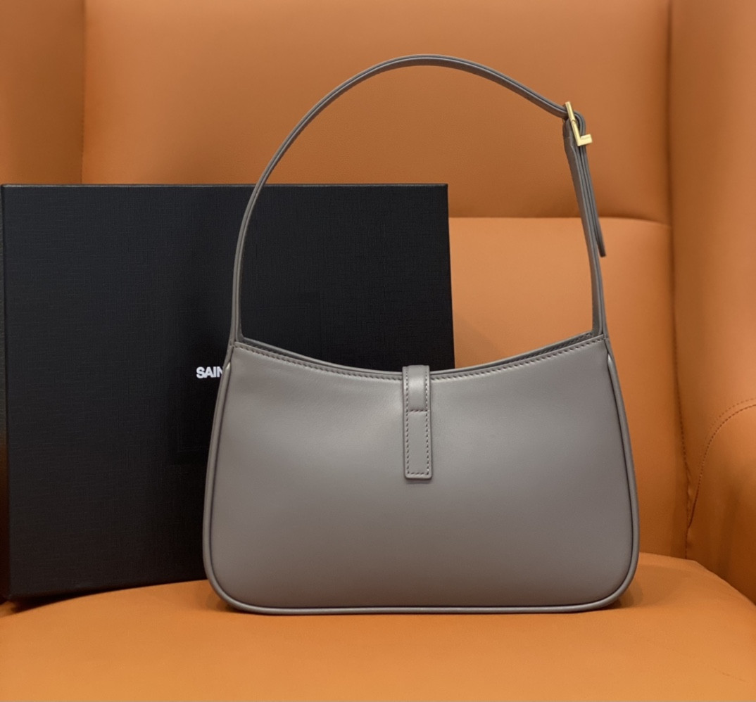 YSL LE 5 À 7 IN SMOOTH LEATHER STORM 23 X 16 X 6.5 CM