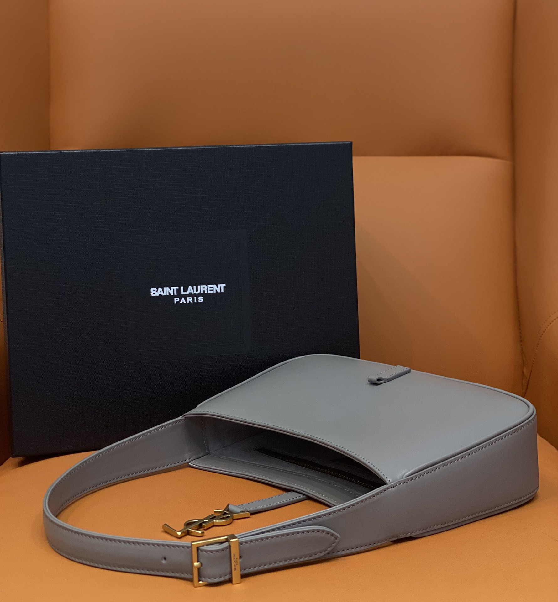 YSL LE 5 À 7 IN SMOOTH LEATHER STORM 23 X 16 X 6.5 CM