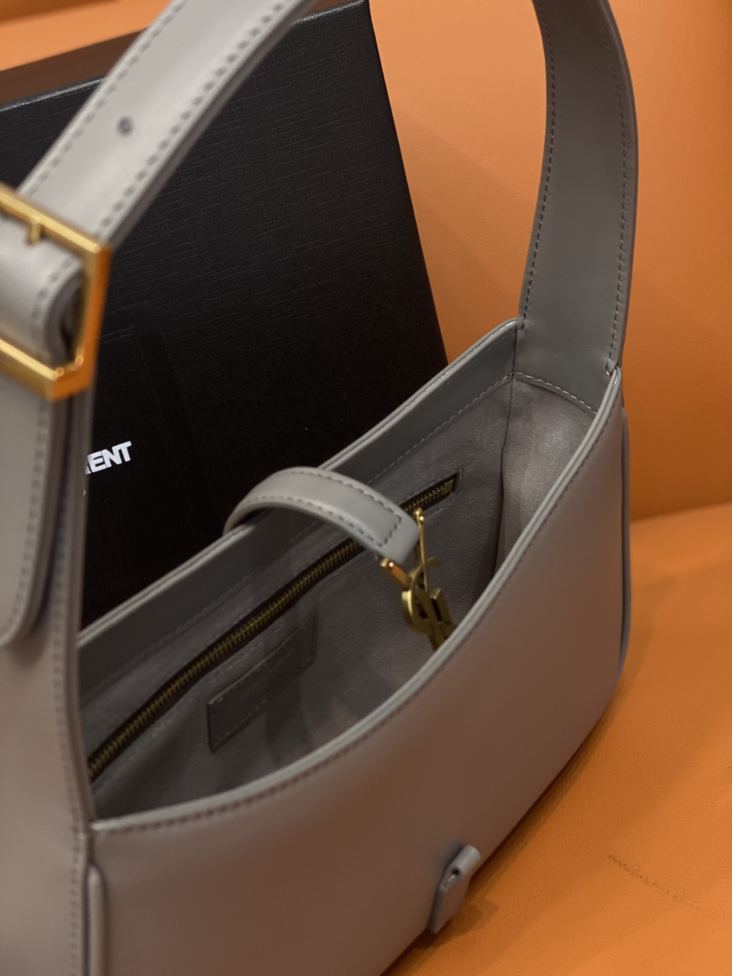 YSL LE 5 À 7 IN SMOOTH LEATHER STORM 23 X 16 X 6.5 CM