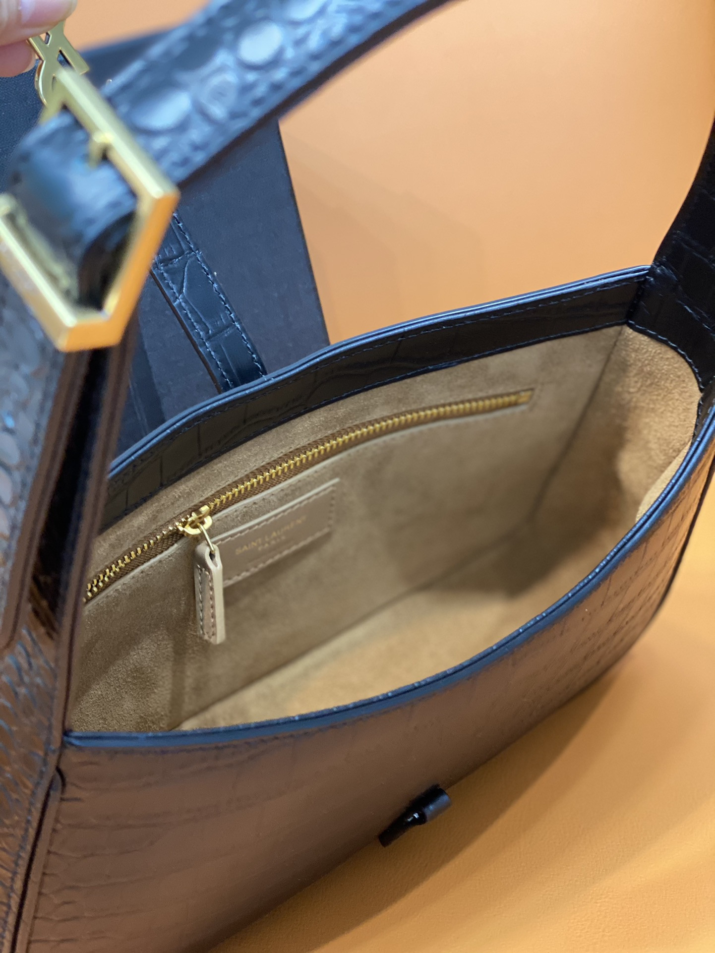 YSL LE 5 À 7 IN CROCODILE-EMBOSSED SHINY LEATHER NOIR 23 X 16 X 6.5 CM