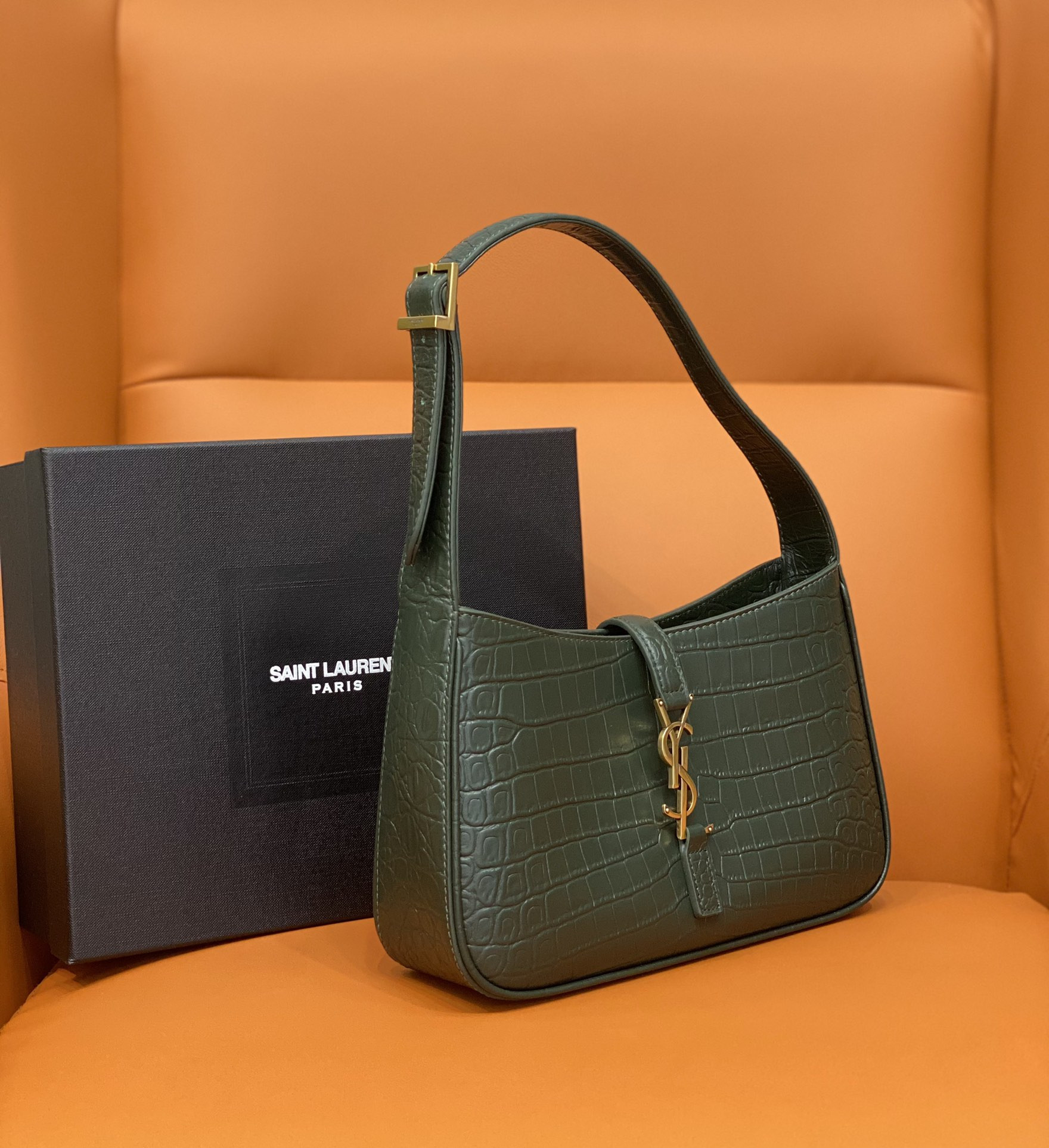 YSL LE 5 À 7 IN CROCODILE-EMBOSSED SHINY LEATHER 23 X 16 X 6.5 CM
