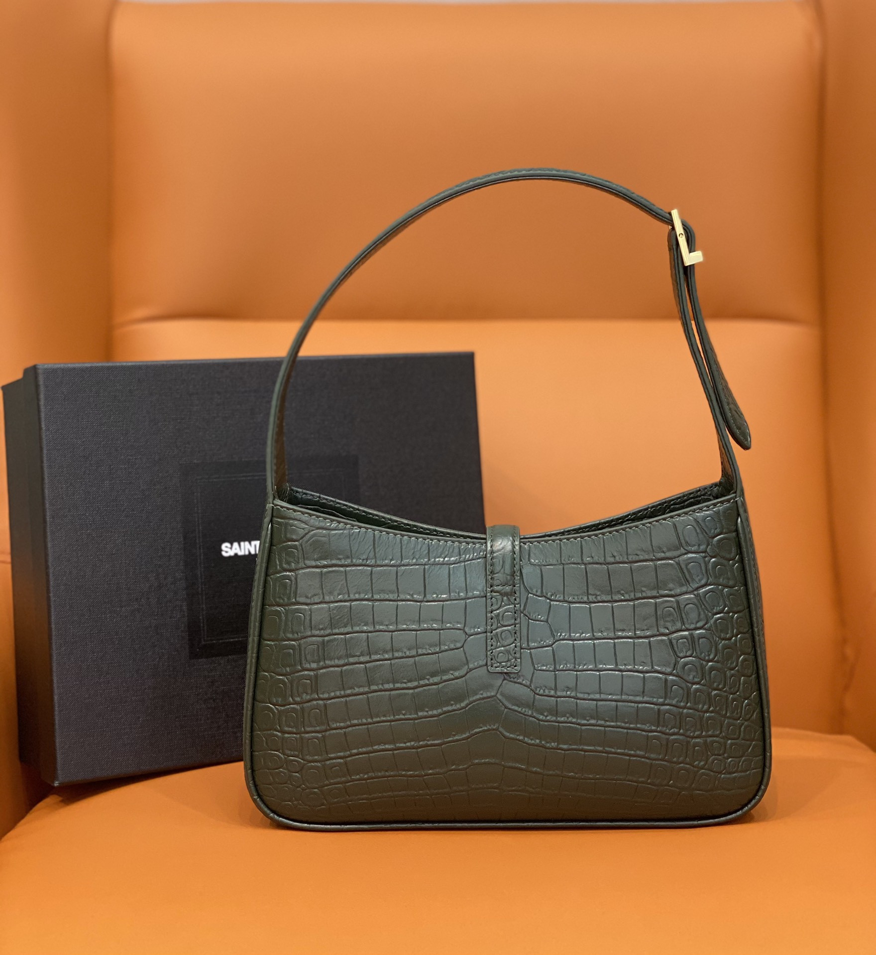 YSL LE 5 À 7 IN CROCODILE-EMBOSSED SHINY LEATHER 23 X 16 X 6.5 CM