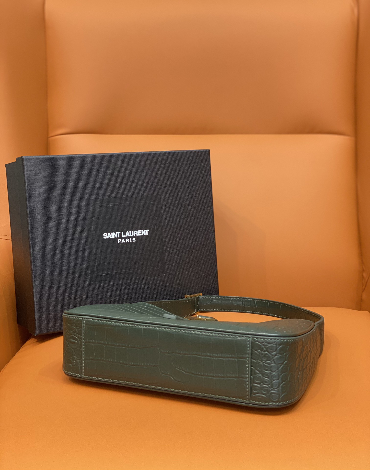 YSL LE 5 À 7 IN CROCODILE-EMBOSSED SHINY LEATHER 23 X 16 X 6.5 CM