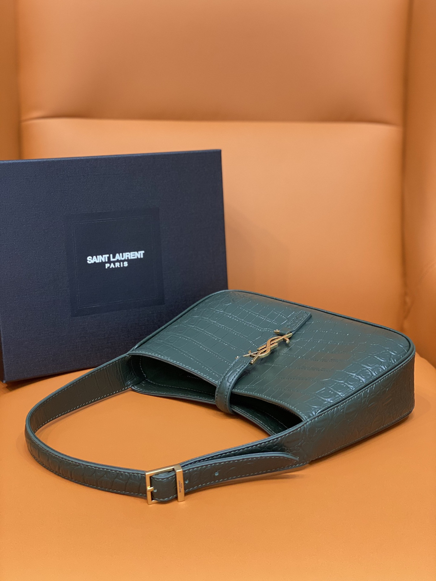 YSL LE 5 À 7 IN CROCODILE-EMBOSSED SHINY LEATHER 23 X 16 X 6.5 CM