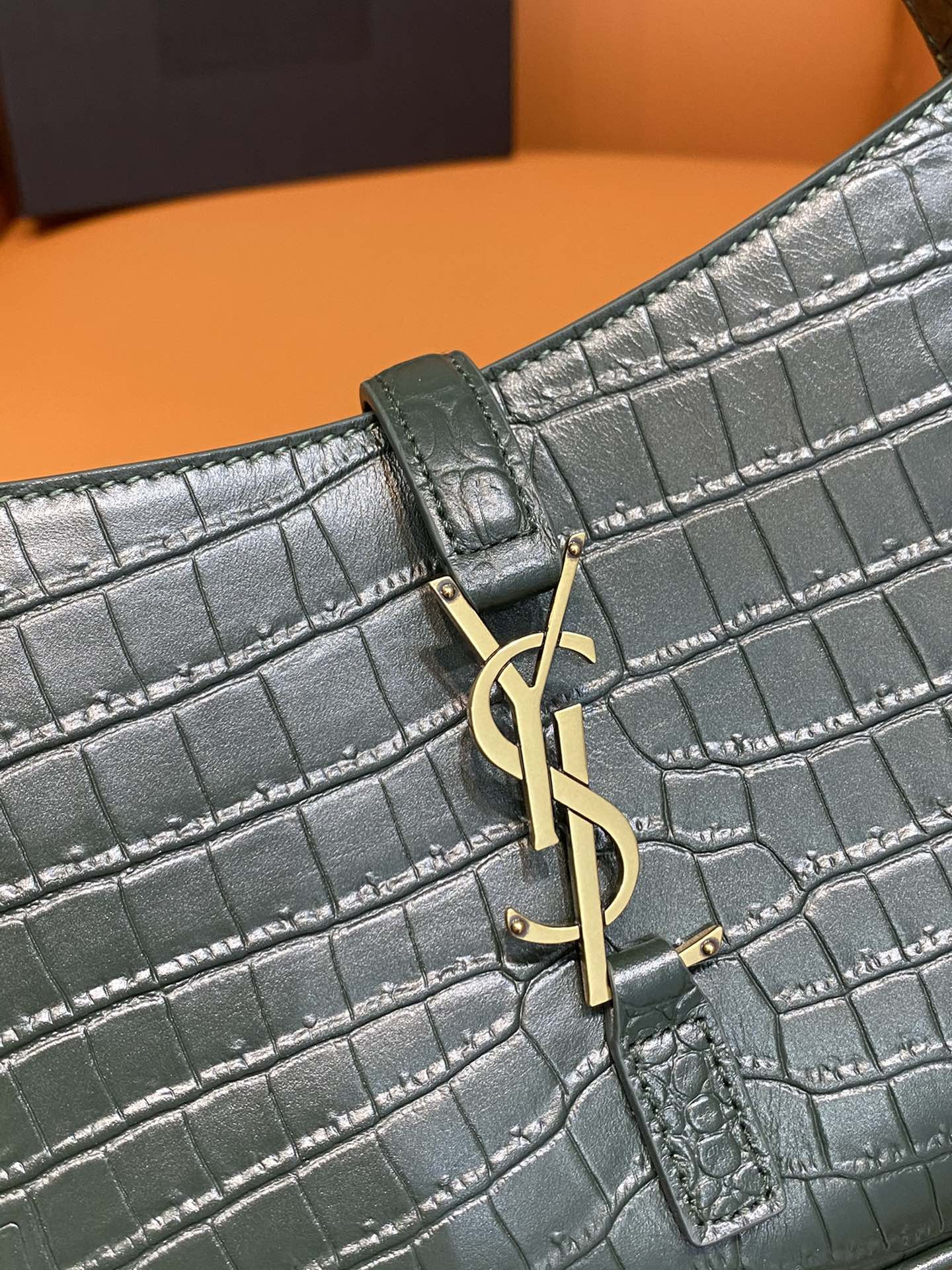 YSL LE 5 À 7 IN CROCODILE-EMBOSSED SHINY LEATHER 23 X 16 X 6.5 CM