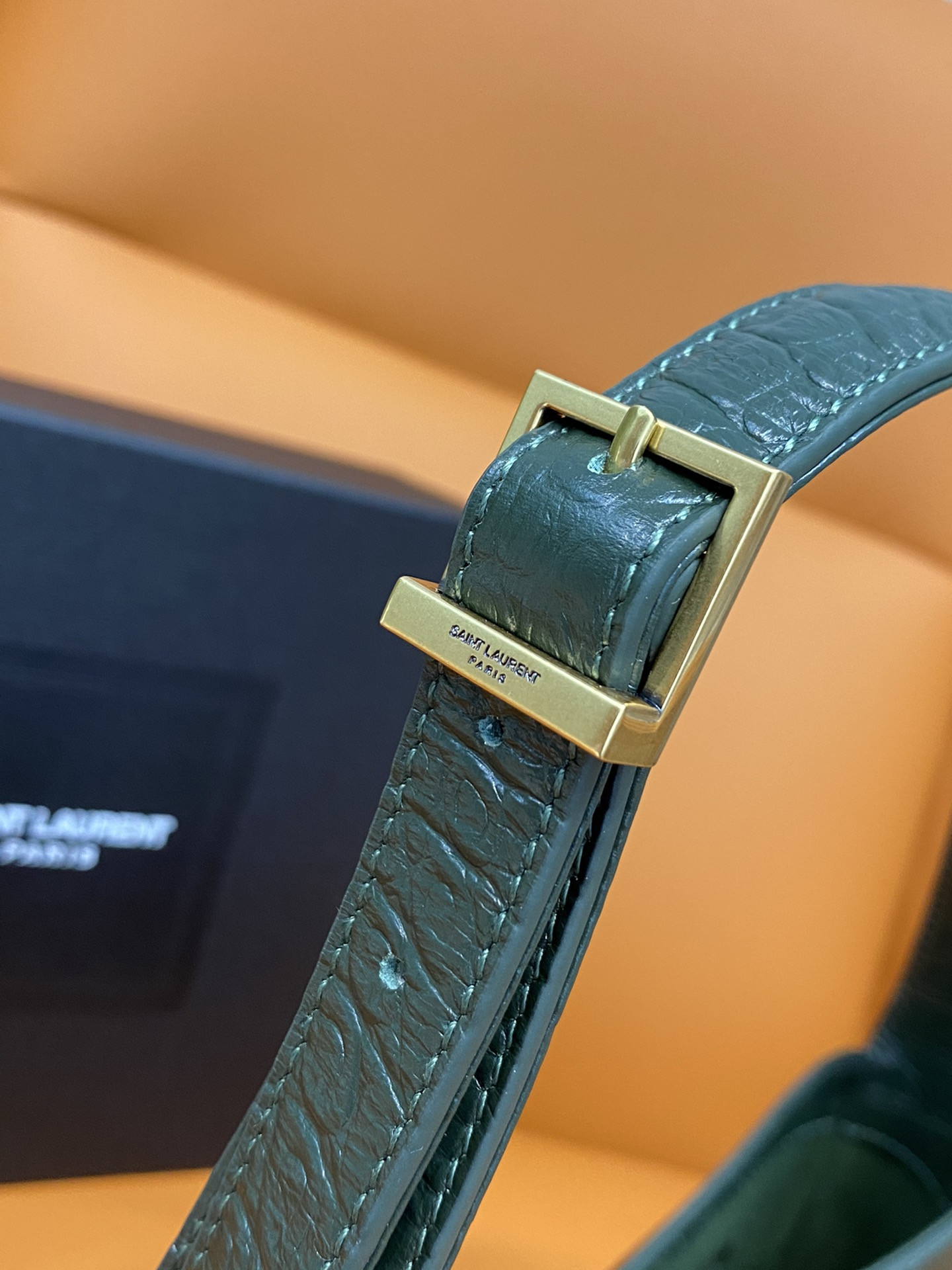 YSL LE 5 À 7 IN CROCODILE-EMBOSSED SHINY LEATHER 23 X 16 X 6.5 CM