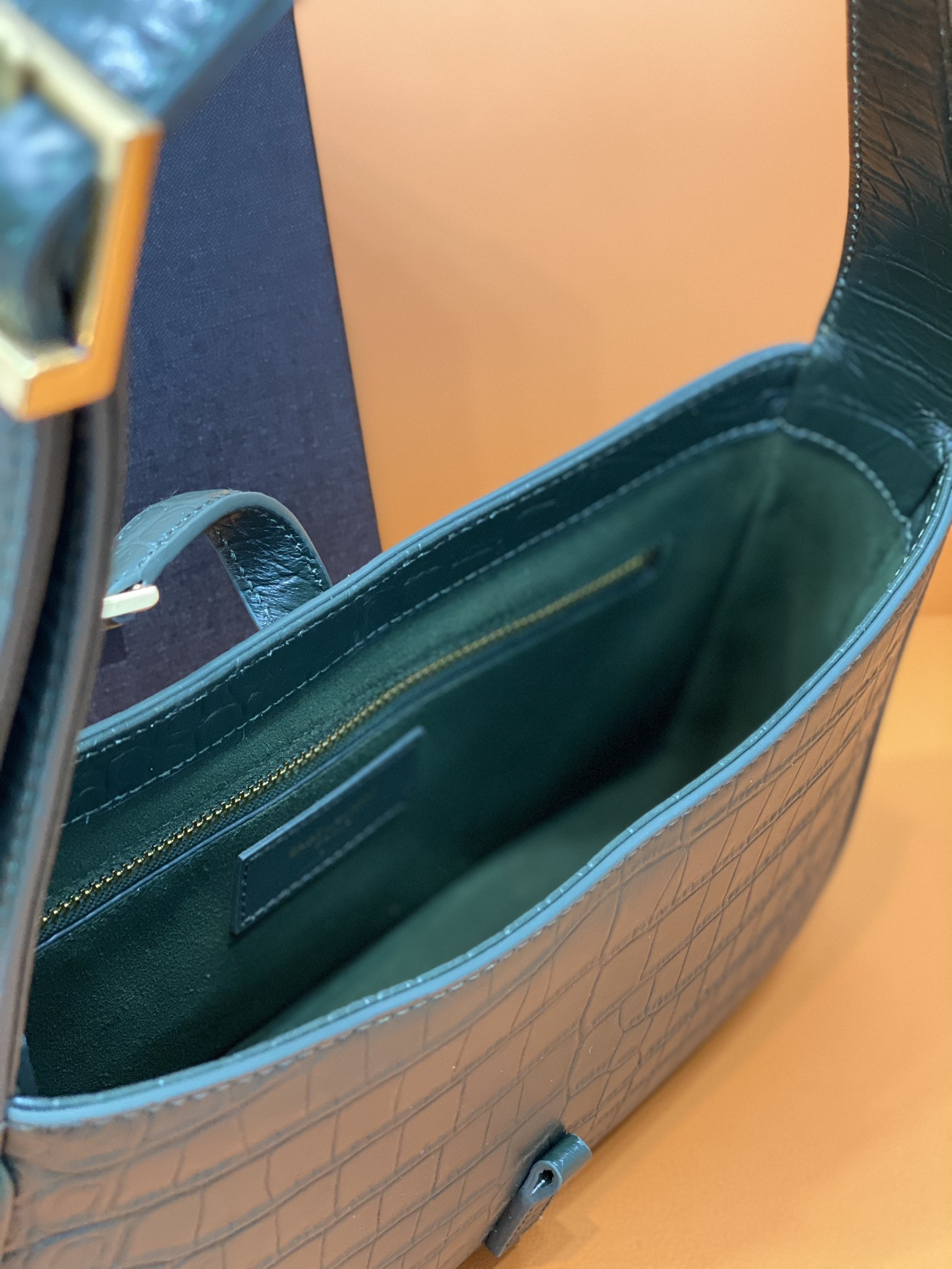 YSL LE 5 À 7 IN CROCODILE-EMBOSSED SHINY LEATHER 23 X 16 X 6.5 CM