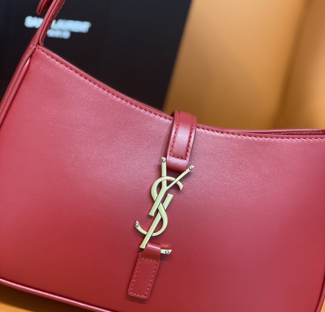 YSL LE 5 À 7 IN SMOOTH LEATHER BLANC Red 23 X 16 X 6.5 CM