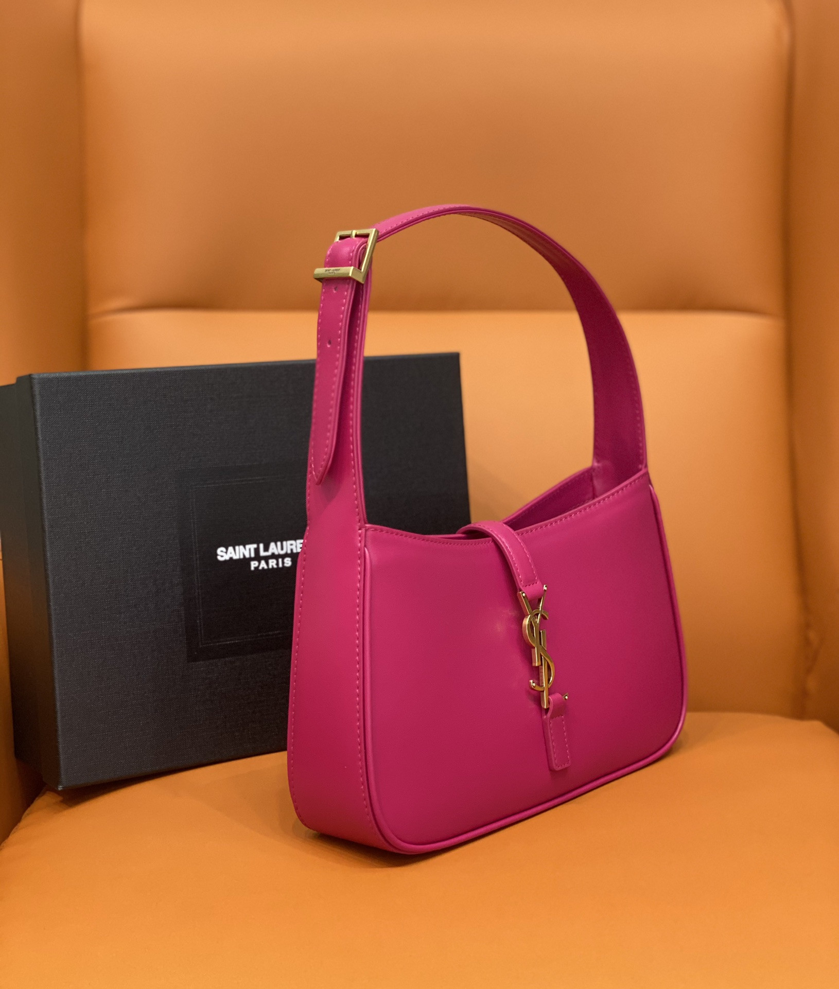 YSL LE 5 À 7 IN SMOOTH LEATHER BLANC Pink 23 X 16 X 6.5 CM