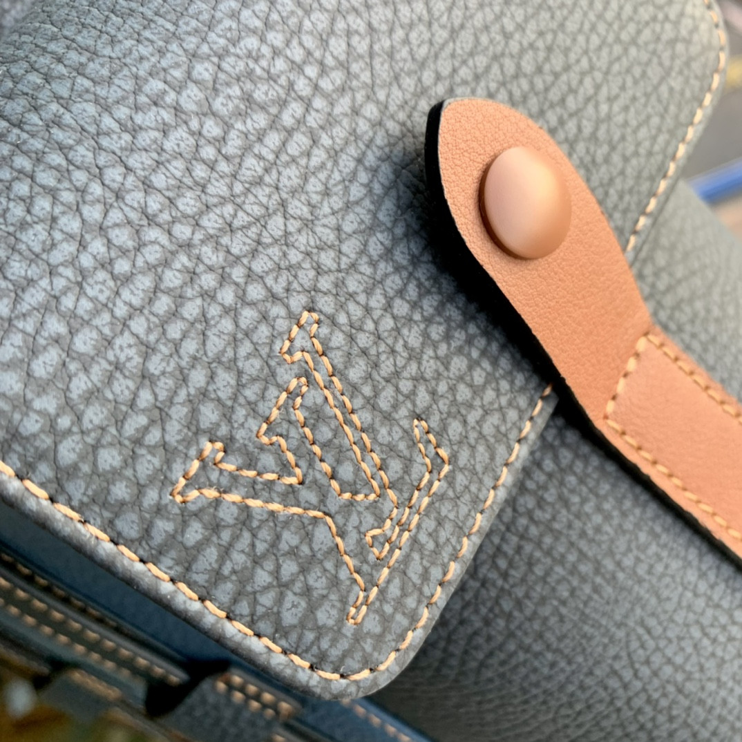 LOUIS VUITTON LV CHRISTOPHER MM M21373