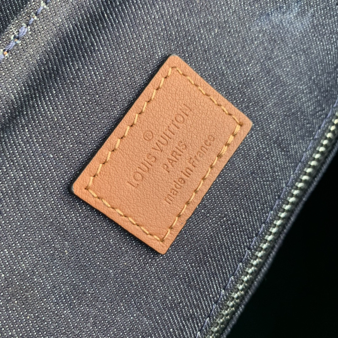 LOUIS VUITTON LV CHRISTOPHER MM M21373