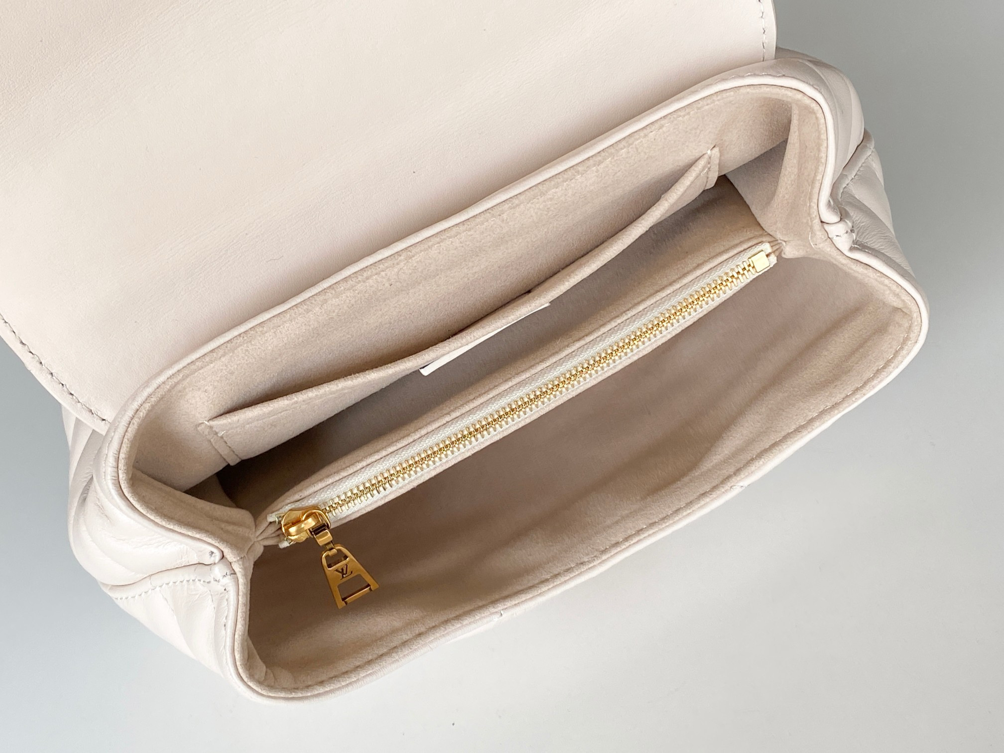 LV Hold Me M21797 23x15x10cm