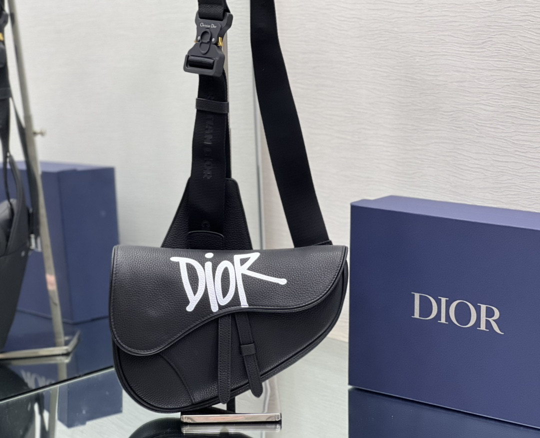 CHRISTIAN DIOR X SHAWN STUSSY Grained Calfskin Saddle 26 x 19 x 4.5 cm
