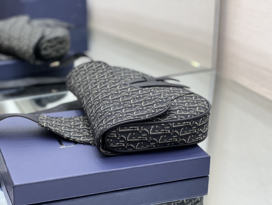 Christian Dior Saddle Crossbody Bag Oblique Canvas 26 x 19 x 4.5 cm