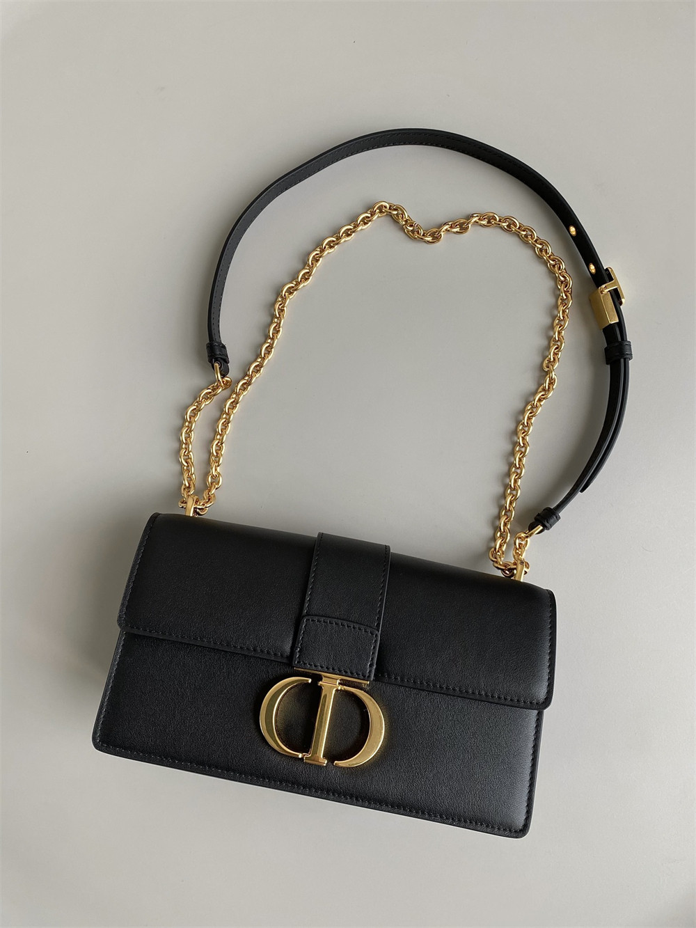 DIOR 30 MONTAIGNE EAST-WEST BAG WITH CHAIN 21 x 12 x 6 cm / 8.5 x 4.5 x 2.5 inches