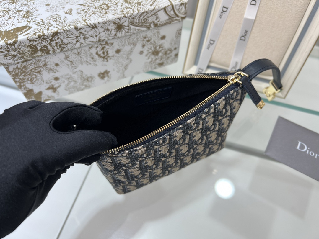 DIOR TRAVEL NOMAD POUCH Blue Dior Oblique Jacquard