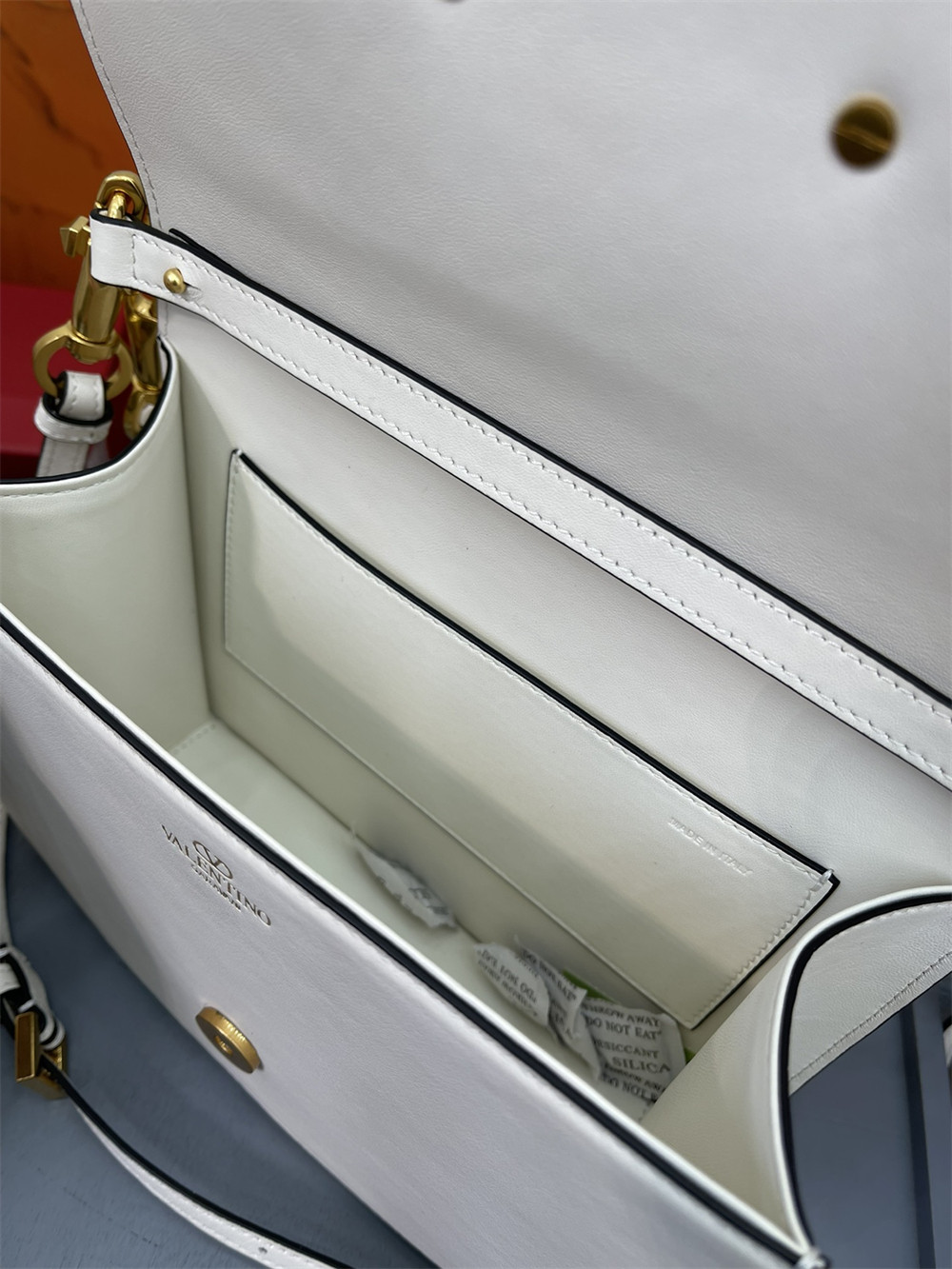 VALENTINO GARAVANI LOCÒ CALFSKIN SHOULDER Small BAG 22 x 16 x 7 cm