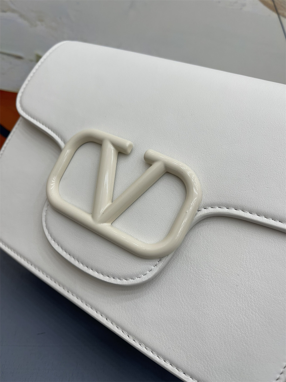 VALENTINO GARAVANI LOCÒ CALFSKIN SHOULDER Small BAG With white hardware 22 x 16 x 7 cm