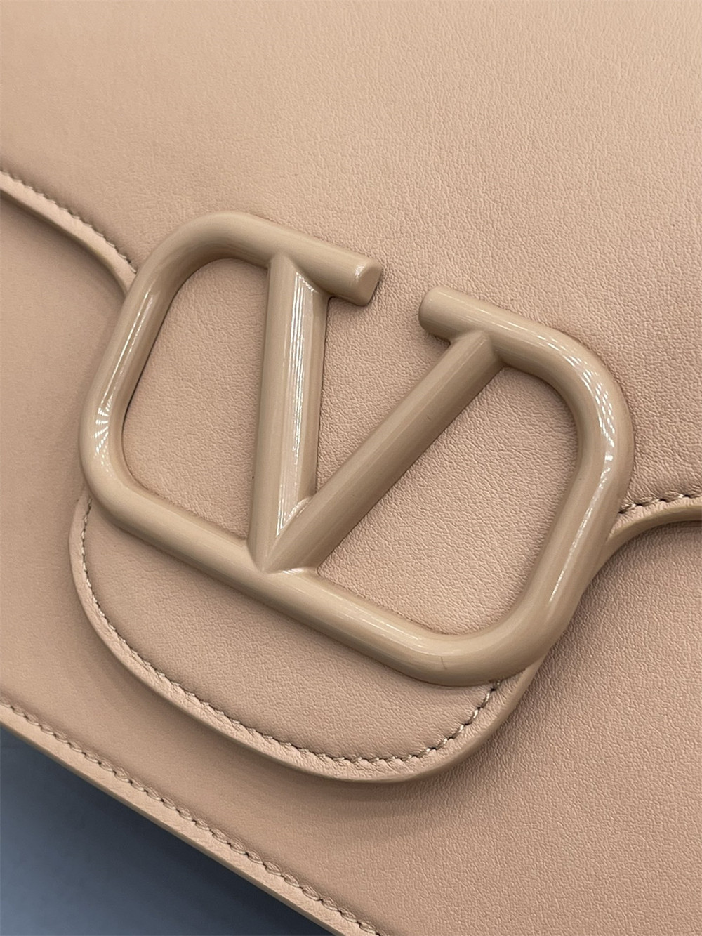 VALENTINO GARAVANI LOCÒ CALFSKIN SHOULDER SMALL BAG ROSE CANNELLE 22 x 16 x 7 cm