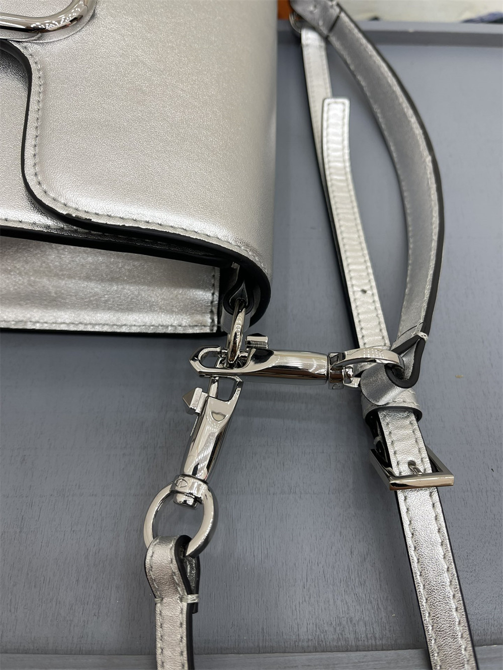 VALENTINO GARAVANI LOCÒ CALFSKIN SHOULDER SMALL BAG SILVER 22 x 16 x 7 cm