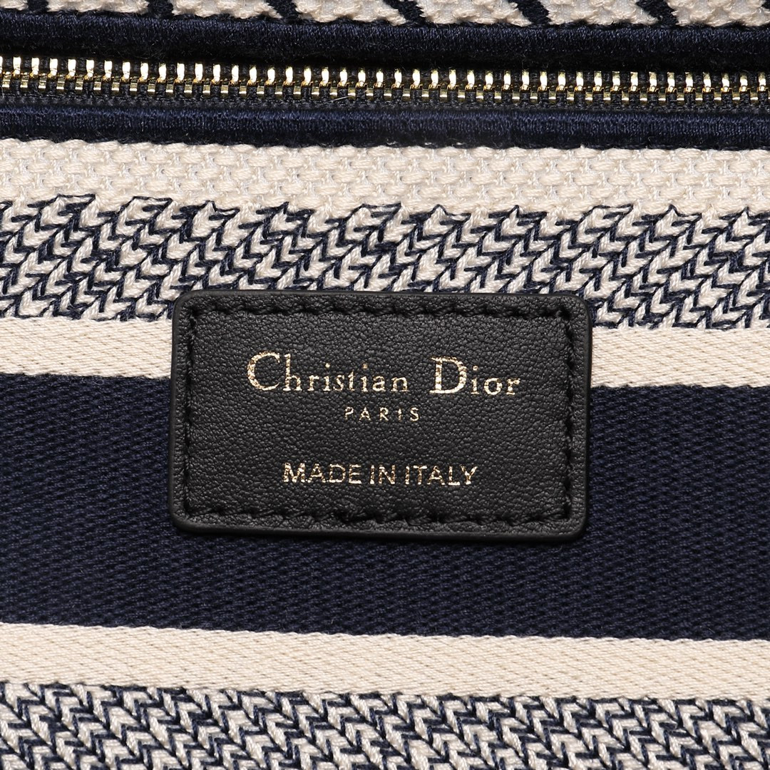 MEDIUM DIOR LADY D-LITE BAG 24 x 20 x 11 cm