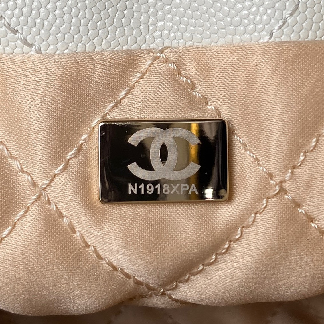 CHANEL 22 MINI HANDBAG GRAINED LEATHER WHITE 7.8 × 7.4 × 2.3 in
