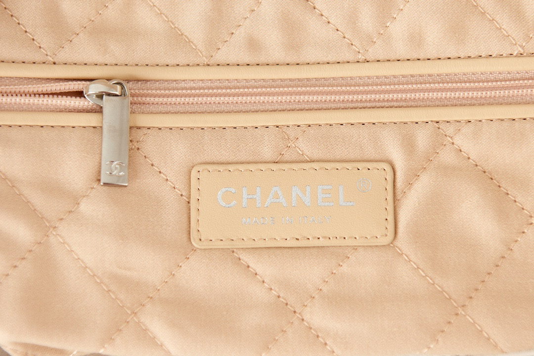 CHANEL 22 SMALL HANDBAG Shiny Calfskin White 13.7×14.4×2.7 in