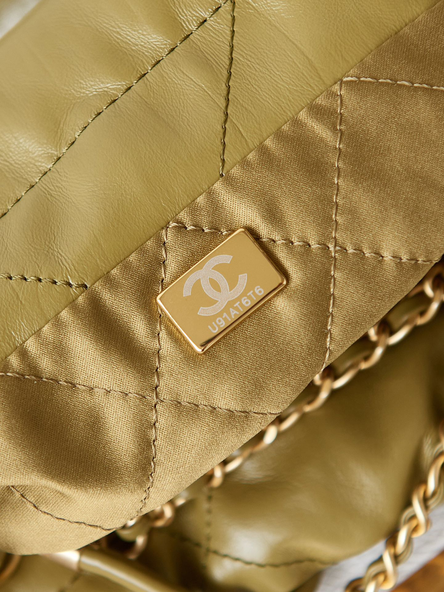 CHANEL 22 MINI HANDBAG Shiny Calfskin GREEN 7.8 × 7.4 × 2.3 in